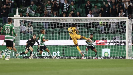 VÍDEO: Makouta voa e marca o primeiro em Alvalade