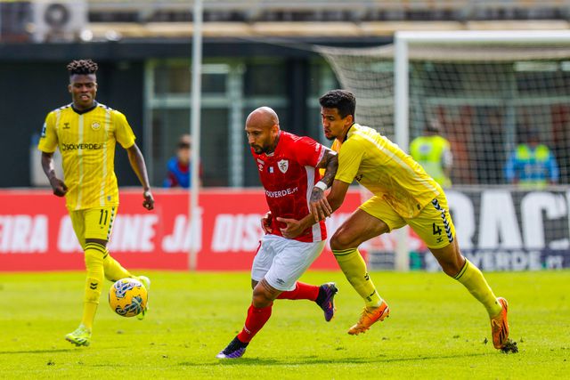 Desaire caseiro tira liderança isolada ao Santa Clara