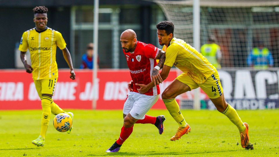 Desaire caseiro tira liderança isolada ao Santa Clara