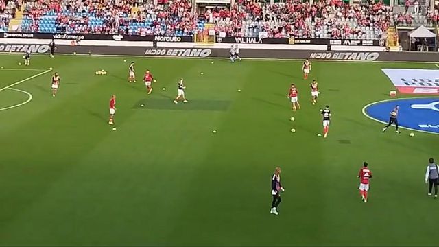 Jogadores do Benfica entram para aquecimento