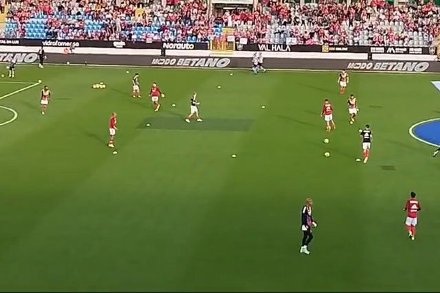 Jogadores do Benfica entram para aquecimento