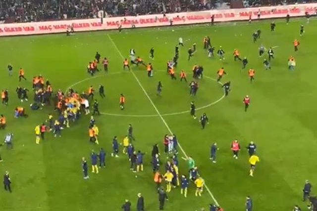 VÍDEO: Caos na Turquia com batalha campal no Trabzonspor-Fenerbahçe