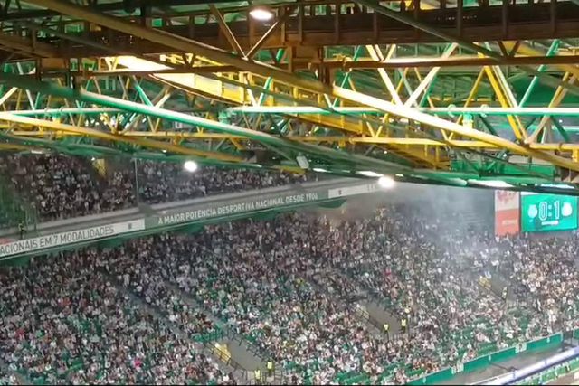 Pirotecnia nas bancadas de Alvalade