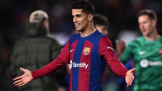 Barcelona intensifica negociação por Cancelo