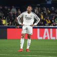 Kylian Mbappé com um ar cansado durante o jogo com o Villarreal