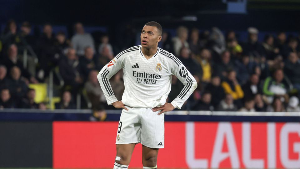 Kylian Mbappé com um ar cansado durante o jogo com o Villarreal