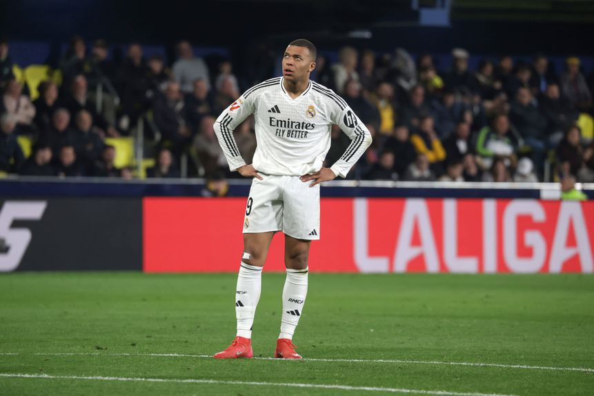 Kylian Mbappé com um ar cansado durante o jogo com o Villarreal