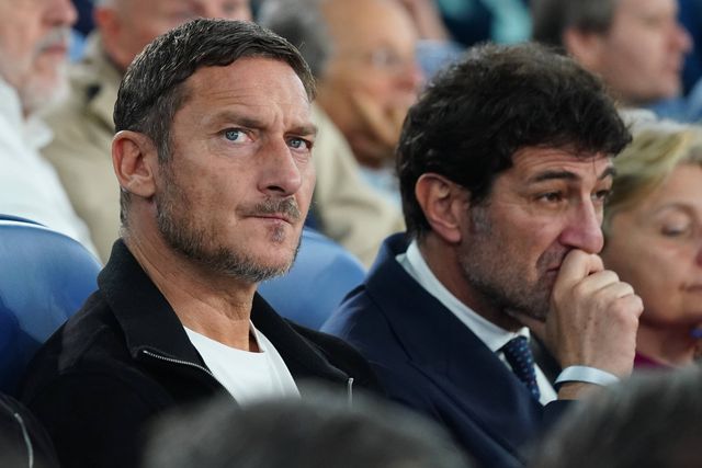 Francesco Totti ao lado de Ciro Ferrara