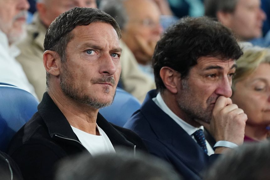 Francesco Totti ao lado de Ciro Ferrara