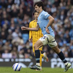 Khusanov em ação pelo Manchester City frente ao Brighton