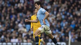 VÍDEO: jogador do Manchester City recebe presente de sonho