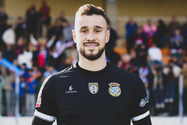 João Bravim com o prémio de melhor em campo na Liga 2