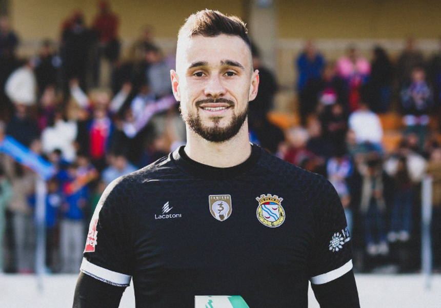 João Bravim com o prémio de melhor em campo na Liga 2
