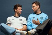 Muller e Neuer exibem camisola nova (Foto: Deutscher Fussball-Bund)