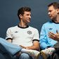 Muller e Neuer exibem camisola nova (Foto: Deutscher Fussball-Bund)