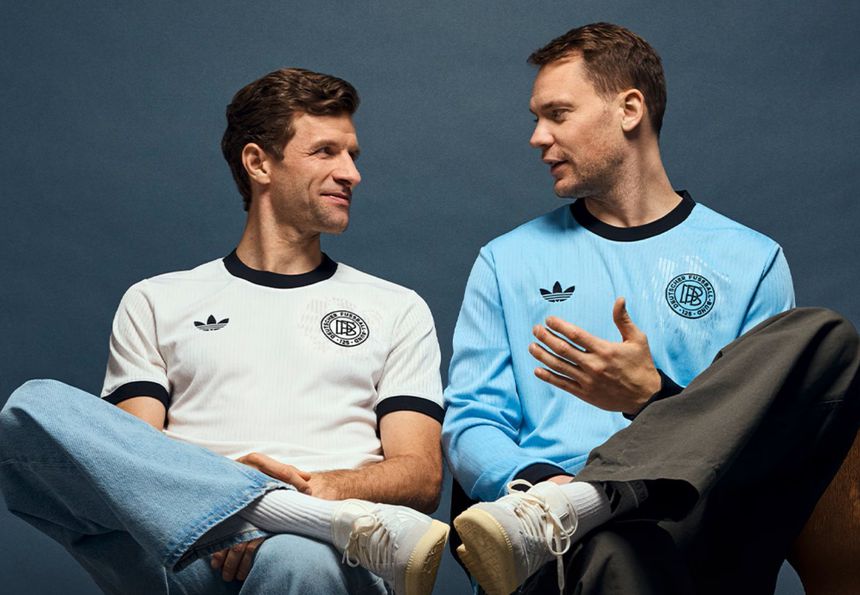 Muller e Neuer exibem camisola nova (Foto: Deutscher Fussball-Bund)
