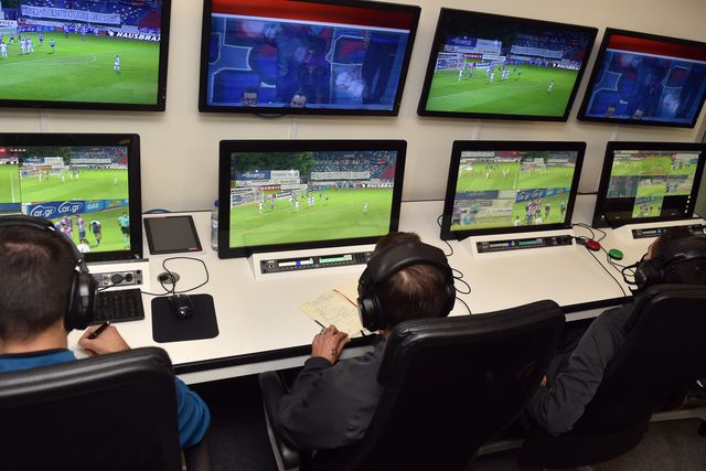 A sala de videoarbitragem, onde trabalham VAR, AVAR e técnico de audiovisual, nas instalações da Cidade do Futebol