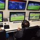 A sala de videoarbitragem, onde trabalham VAR, AVAR e técnico de audiovisual, nas instalações da Cidade do Futebol