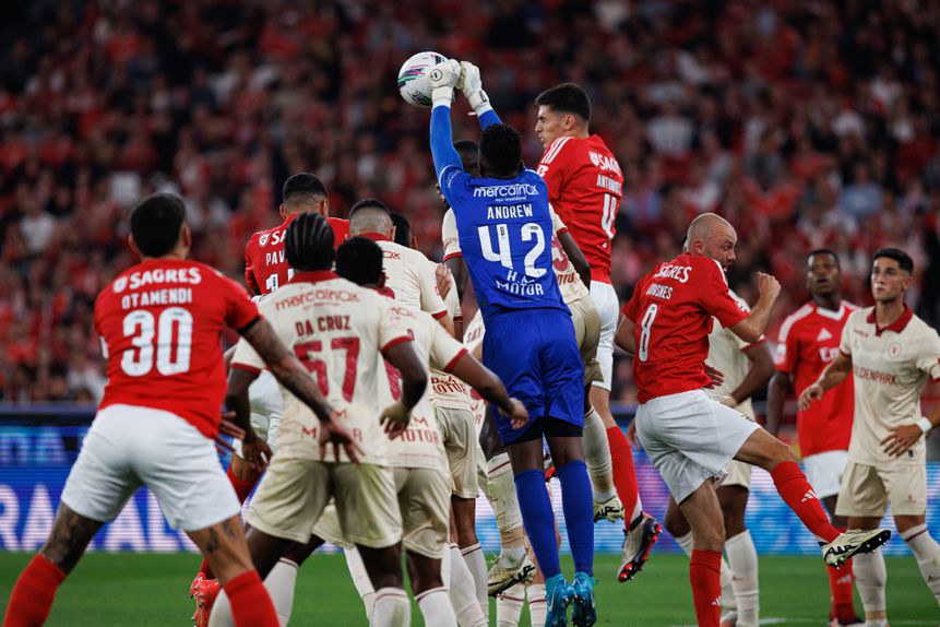 Andrew a agarrar a bola na Luz