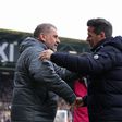 Marco Silva a cumprimentar Ange Postecoglou antes do Fulham-Tottenham em Craven Cottage