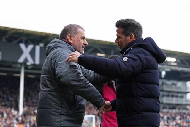 Marco Silva a cumprimentar Ange Postecoglou antes do Fulham-Tottenham em Craven Cottage