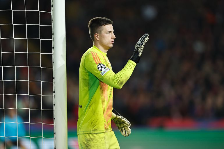 Trubin a defender a baliza do Benfica em Barcelona