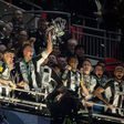 Dan Burn, do Newcastle 'desde pequenino', ergue o primeiro troféu do clube de coração em 56 anos (IMAGO)