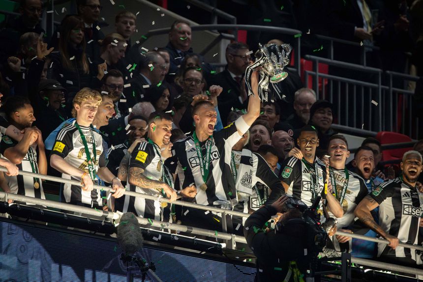 Dan Burn, do Newcastle 'desde pequenino', ergue o primeiro troféu do clube de coração em 56 anos (IMAGO)