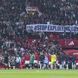 Protesto dos adeptos do Man. United com a direção, exibindo uma tarja com a seguinte mensagem: «Parem de explorar a lealdade»