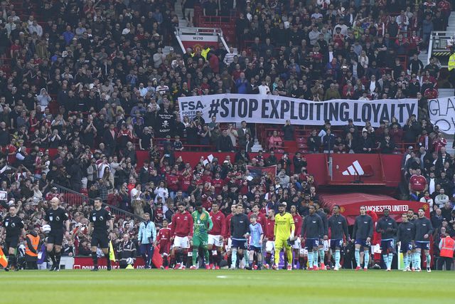 Protesto dos adeptos do Man. United com a direção, exibindo uma tarja com a seguinte mensagem: «Parem de explorar a lealdade»