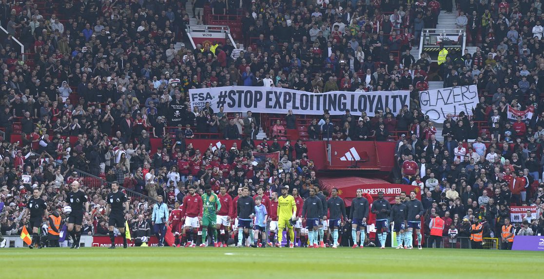 Protesto dos adeptos do Man. United com a direção, exibindo uma tarja com a seguinte mensagem: «Parem de explorar a lealdade»