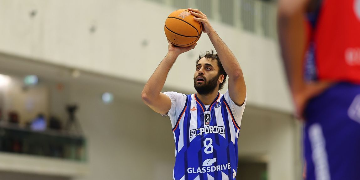 Gonçalo Delgado, poste de 27 anos do FC Porto, tenta, sem oposição, o lançamento. O FC Porto recebe, esta terça-feira, 18 de março, a Ovarense, jogo em atraso da 10.ª jornada da Liga Betclic