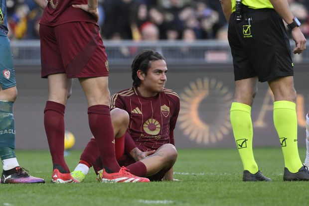 Paulo Dybala no chão em dificuldades, com queixas físicas