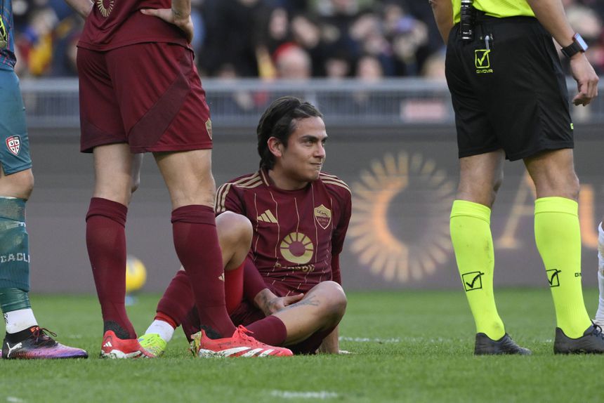 Paulo Dybala no chão em dificuldades, com queixas físicas