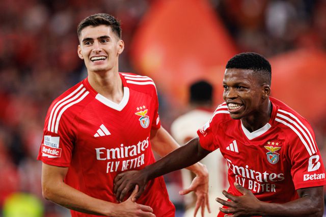 António Silva e Florentino a celebrarem o golo do médio na receção ao Benfica ao Gil Vicente