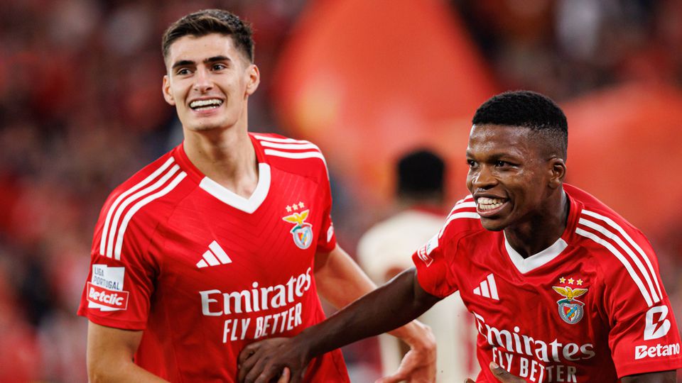 António Silva e Florentino a celebrarem o golo do médio na receção ao Benfica ao Gil Vicente