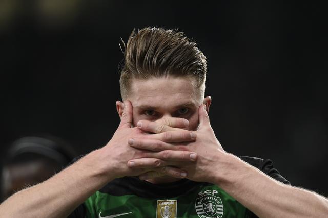 Viktor Gyokeres não fugiu ao tradicional festejo na vitória do Sporting sobre o Famalicão (foto: Miguel Nunes)