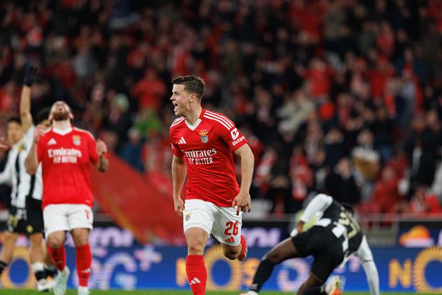 Samuel Dahl festeja com a camisola do Benfica, mas golo acabou por ser anulado