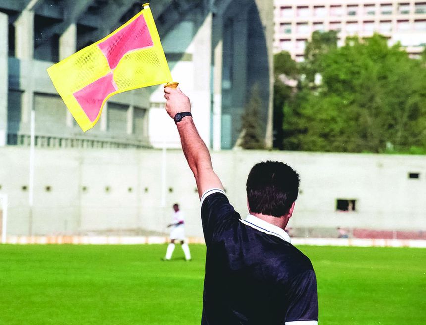 A lei do fora-de-jogo dá inteligência ao futebol. FOTO A BOLA