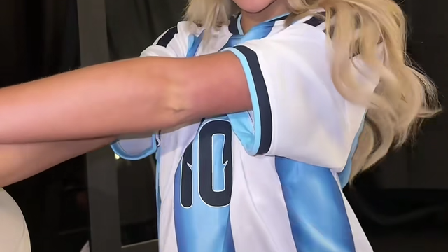 Sabrina Carpenter homenageia Messi