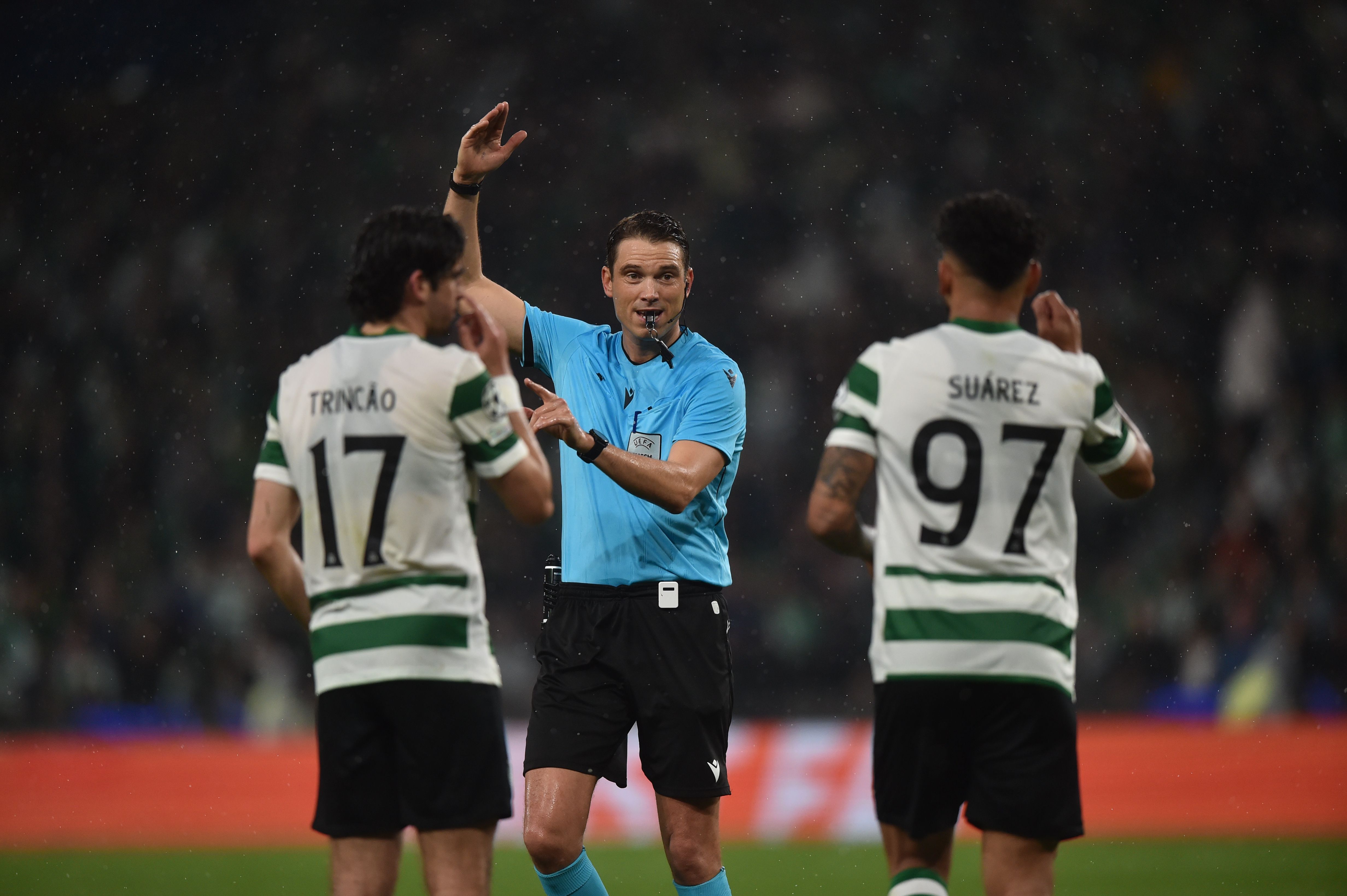 Suárez esperou a decisão do árbitro sobre o penálti e depois não tremeu - Foto: Miguel Nunes