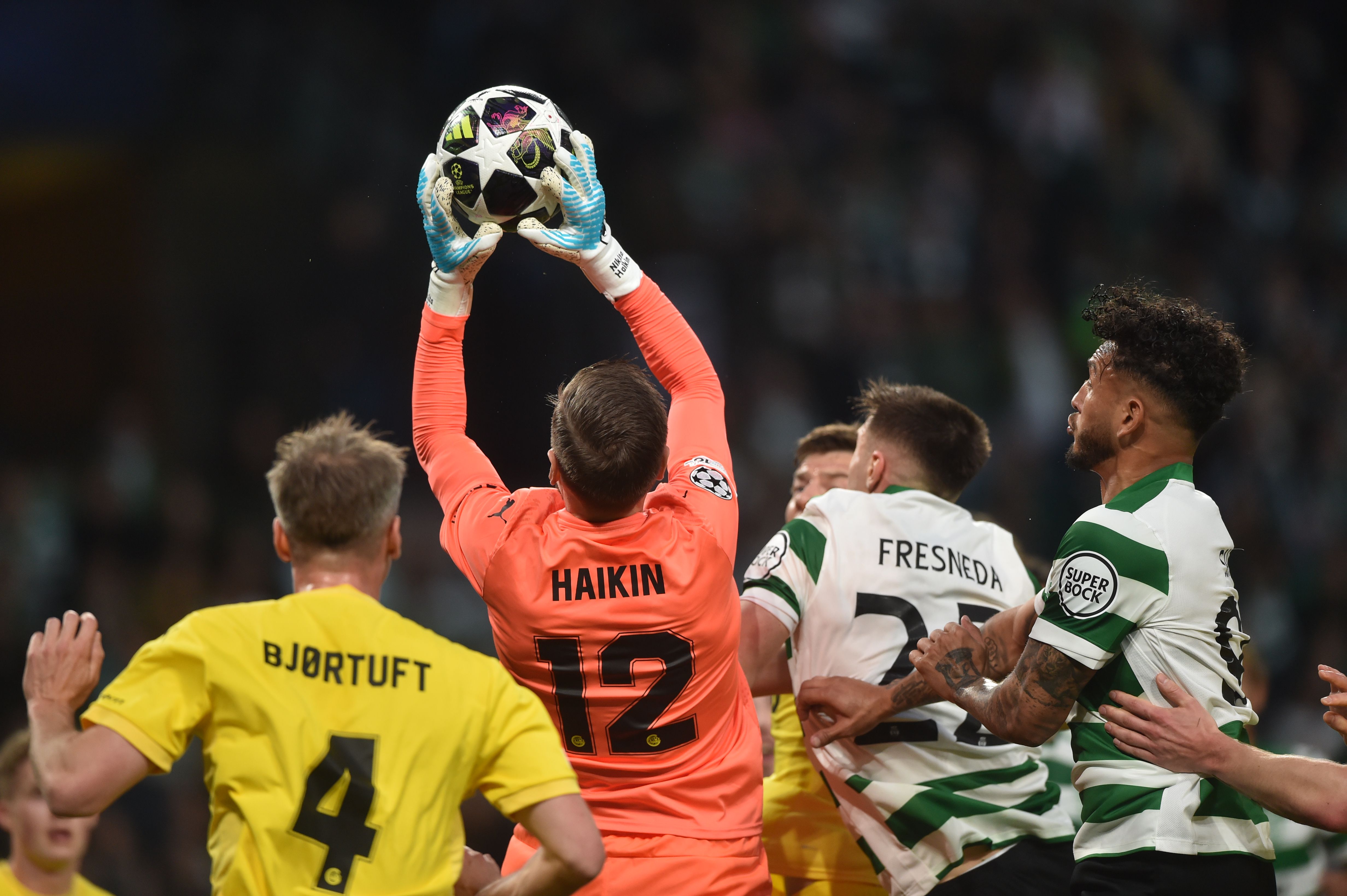 Aikin, guarda-redes do Bodo/Glimt, ganha bola nas alturas no jogo frente ao Sporting - Foto: Miguel Nunes