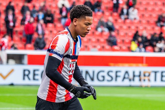 Leonard Prescott, jovem guarda-redes do Bayern Munique que pode ter de se estrear com 16 anos