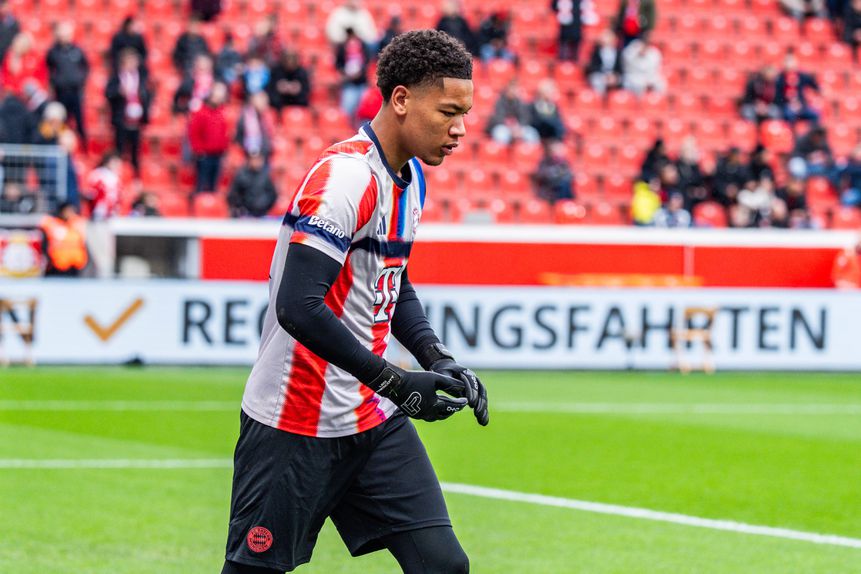 Leonard Prescott, jovem guarda-redes do Bayern Munique que pode ter de se estrear com 16 anos