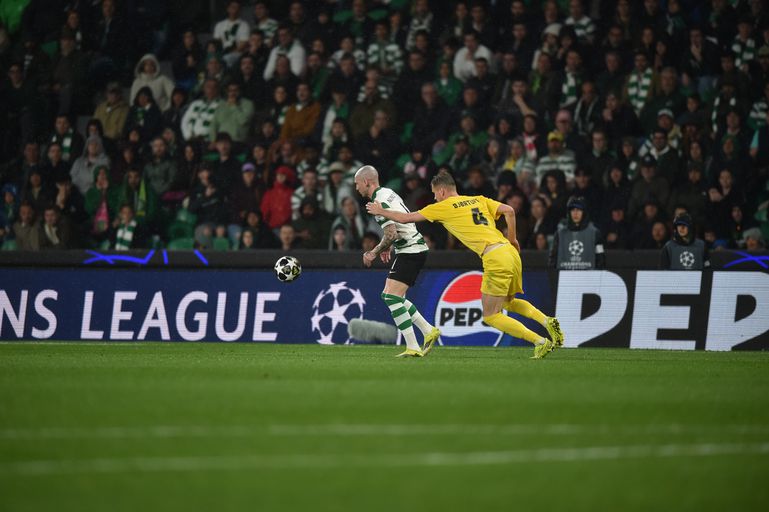 Nuno Santos a proteger a bola - Foto: Miguel Nunes