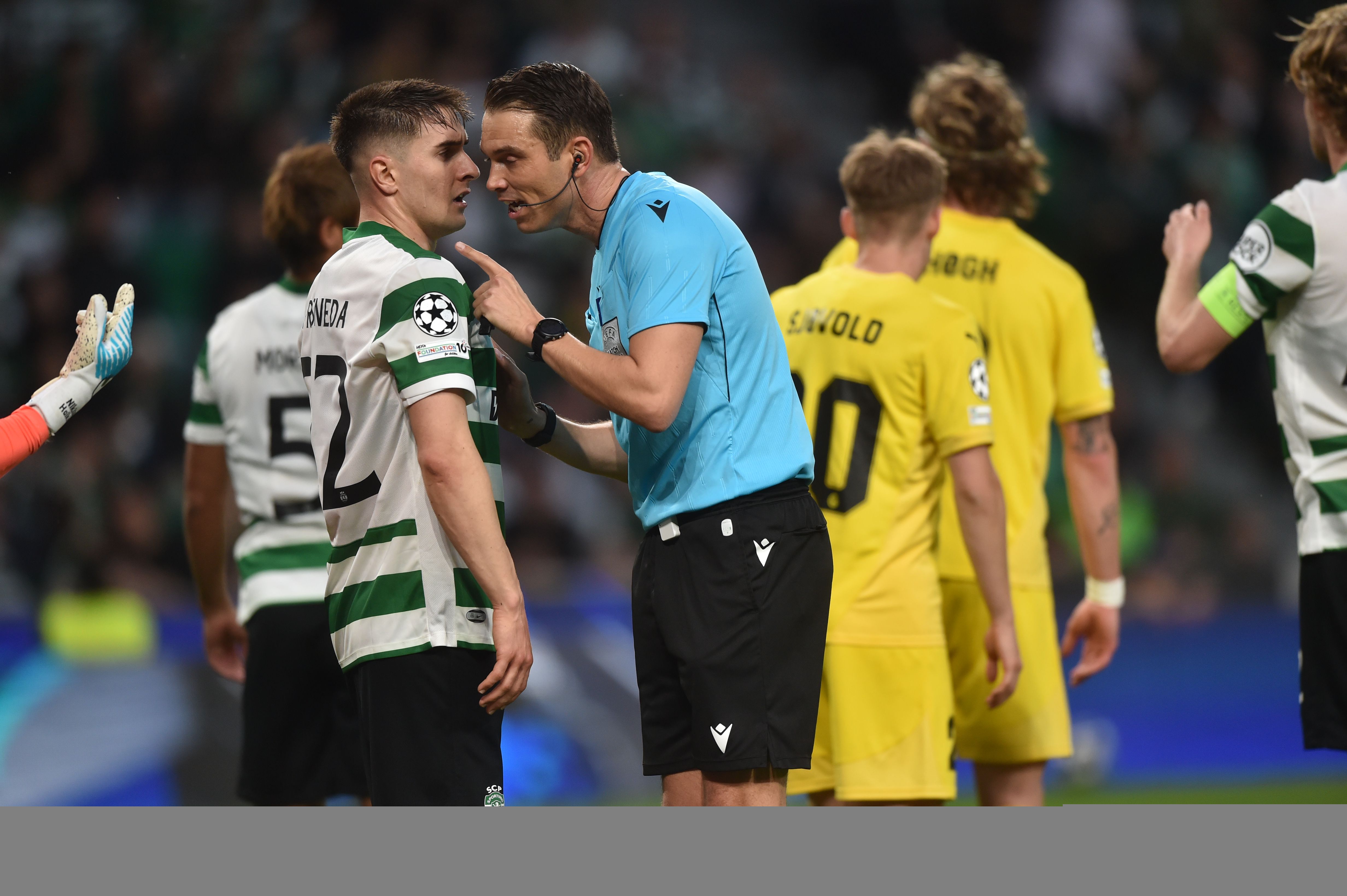 Árbitro confronta Fresneda - Foto: Miguel Nunes