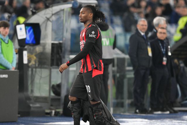 Rafael Leão não gostou de ser substituído na derrota do Milan