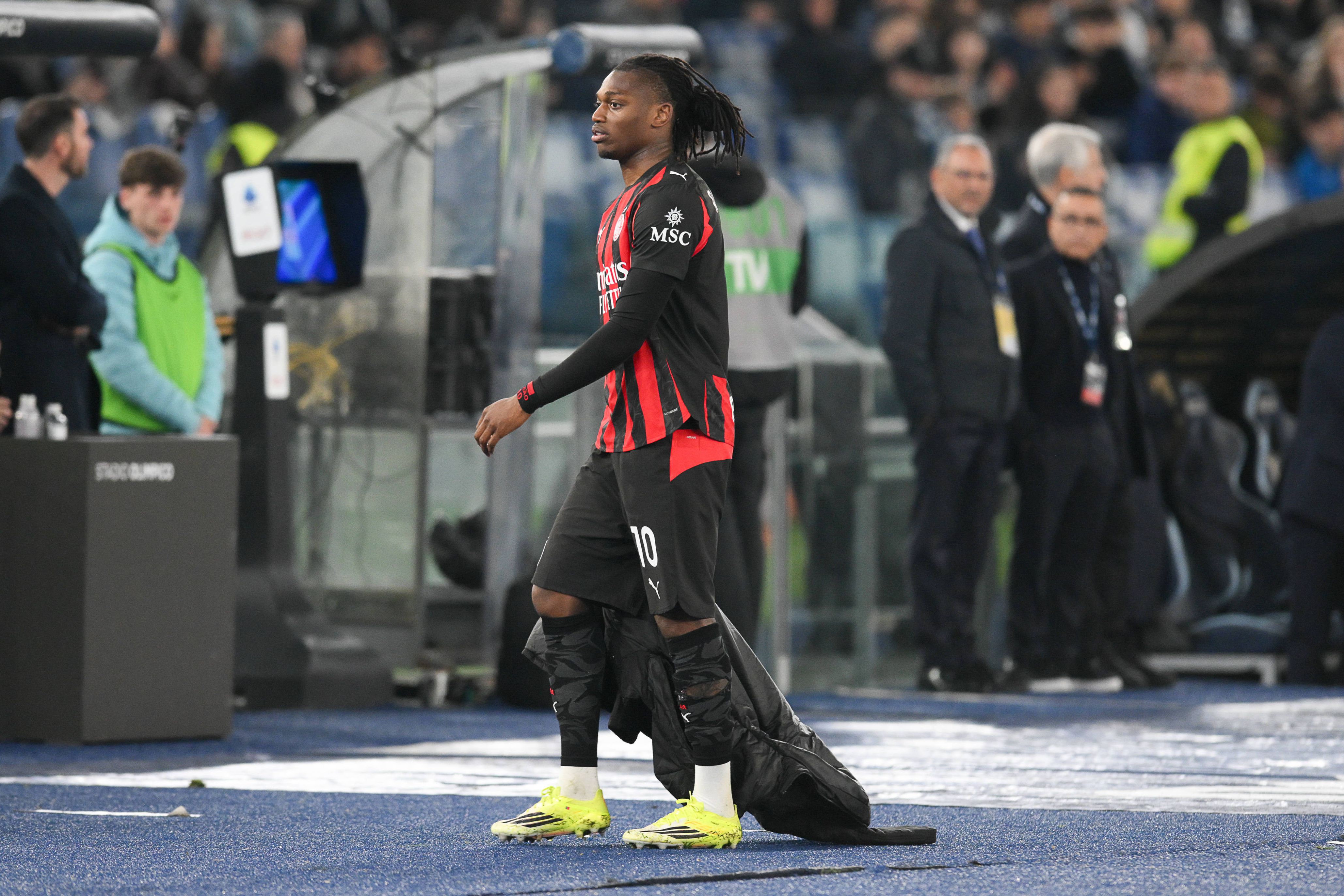 Rafael Leão não gostou de ser substituído na derrota do Milan