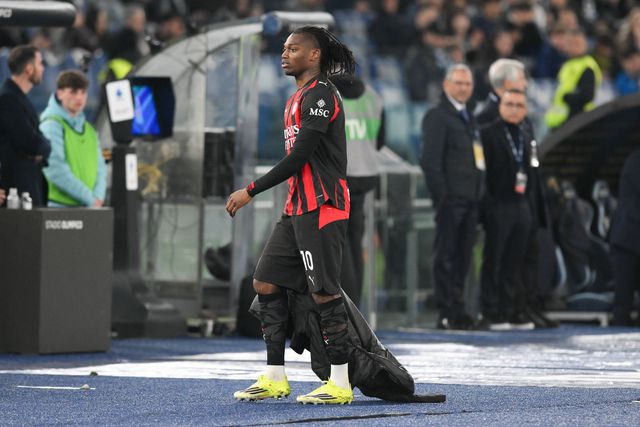 Rafael Leão não gostou de ser substituído na derrota do Milan