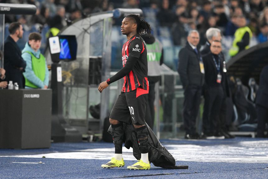 Rafael Leão não gostou de ser substituído na derrota do Milan